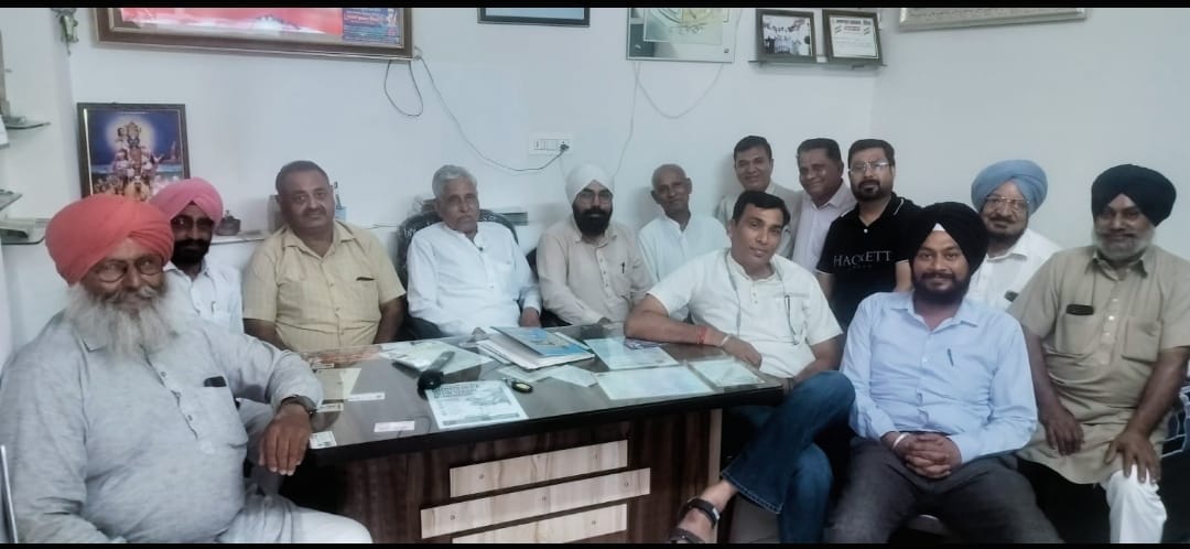 बैठक करते हुए सर्व समाज सभा सदस्य ,स्त्रोत स्वयं