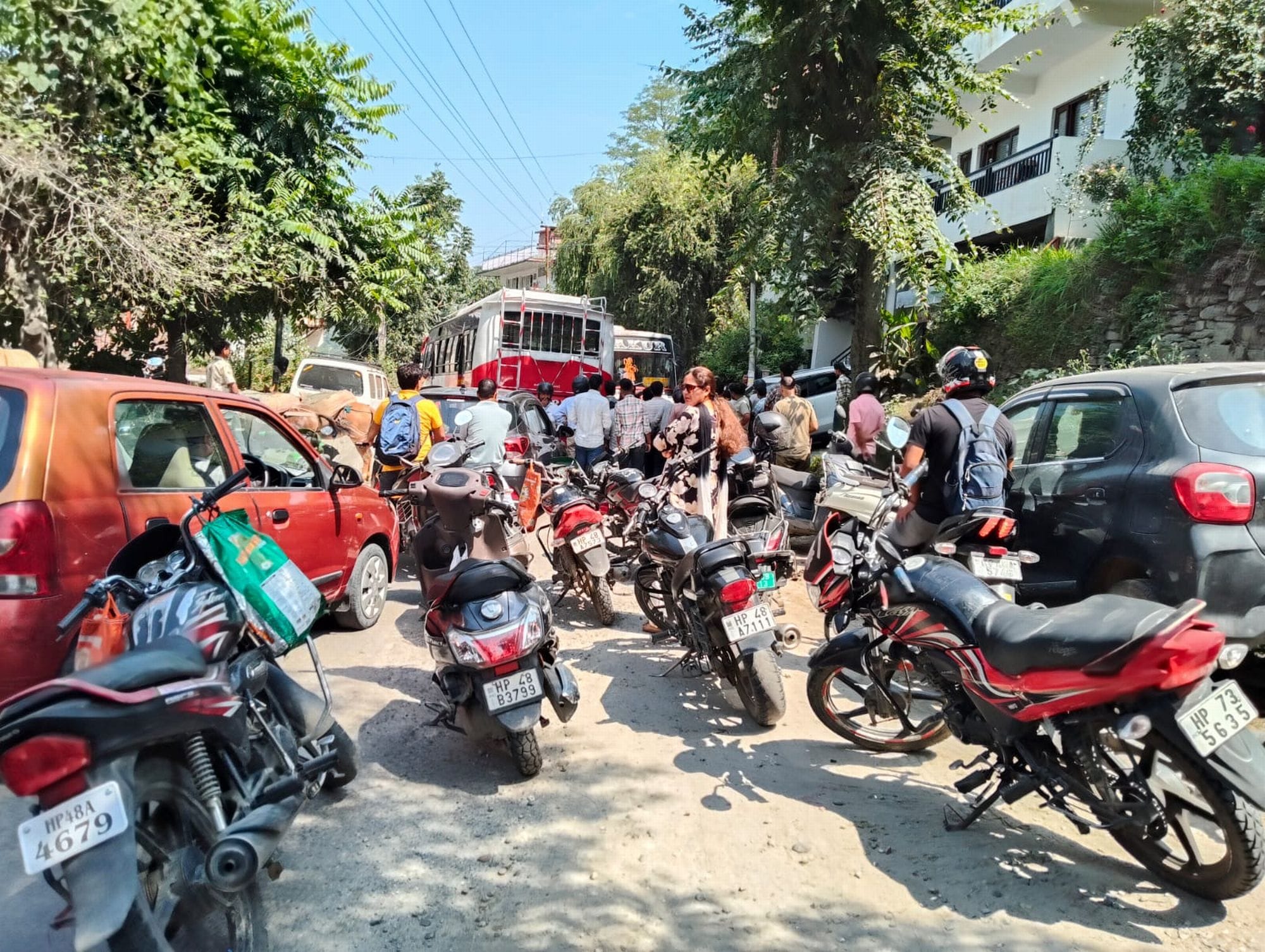 चंबा के मुगला में लगा वाहनों का जाम।संवाद