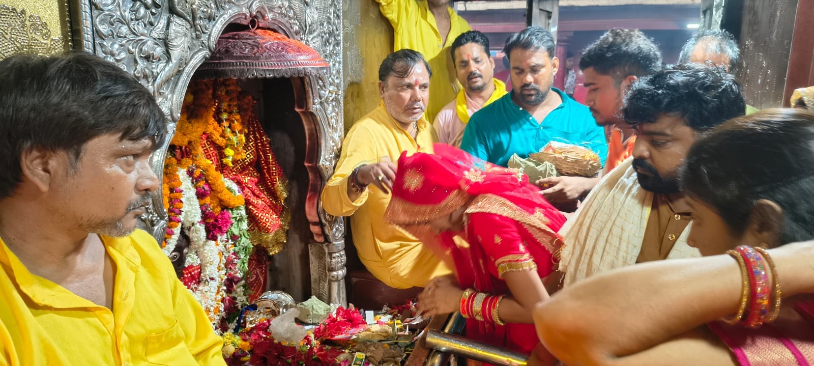 चौकियां धाम में गुप्त नवरात्रि के दिन दर्शन करते श्रद्धालु। स्रोत-पुजारी