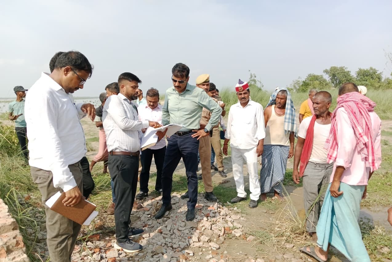 चांदपुर में चल रहे कटानरोधी कार्य के बारे में जानकारी लेते जिलाधिकारी एमपी सिंह। सूचना विभाग
