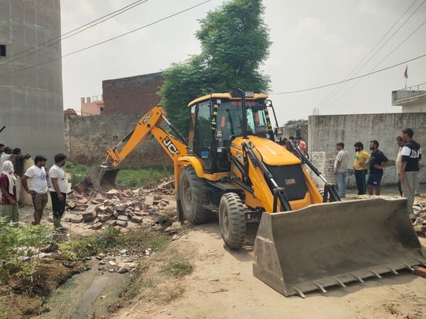 छाजपुर गांव में अतिक्रमण हटाते टीम। संवाद