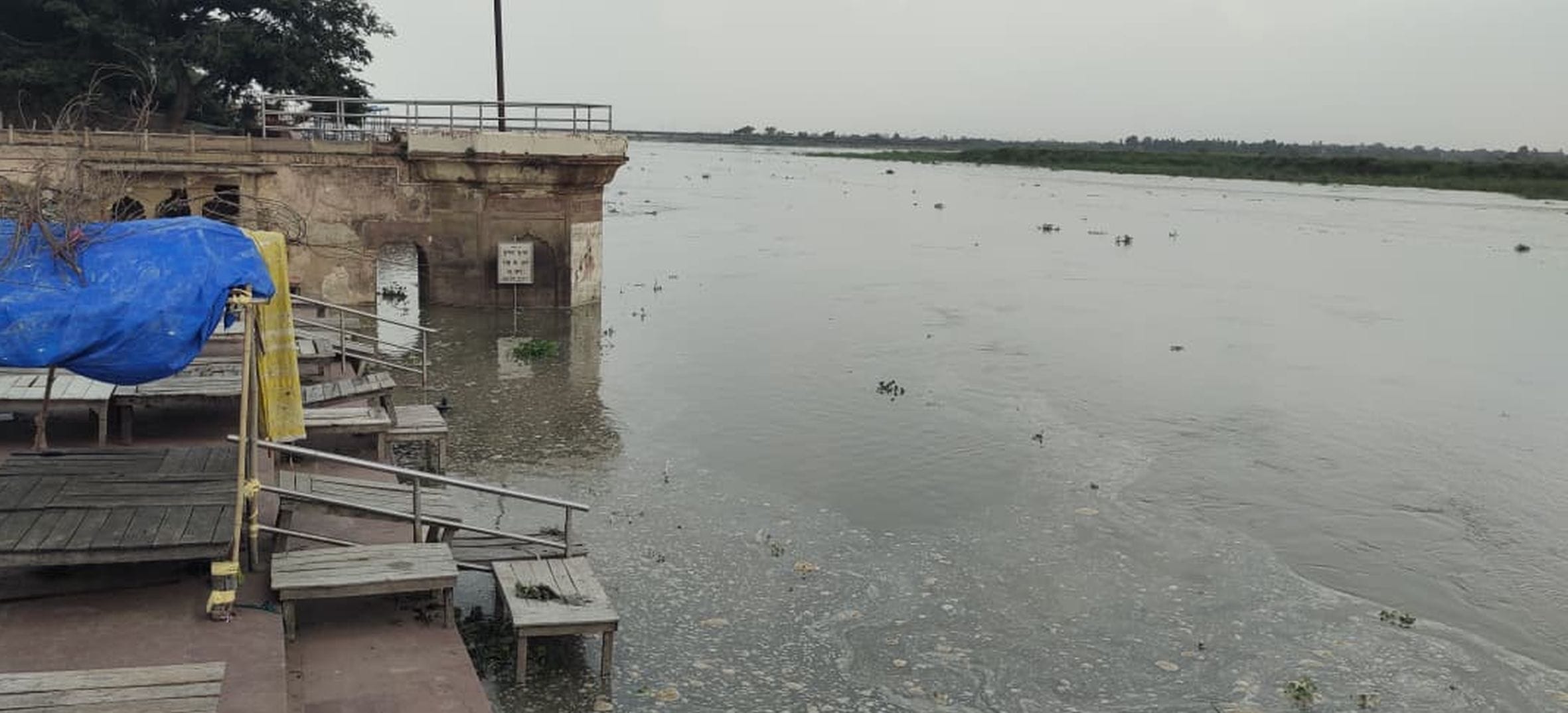 डलमऊ में संकटमोचन घाट पर गंगा का बढ़ता जलस्तर। 