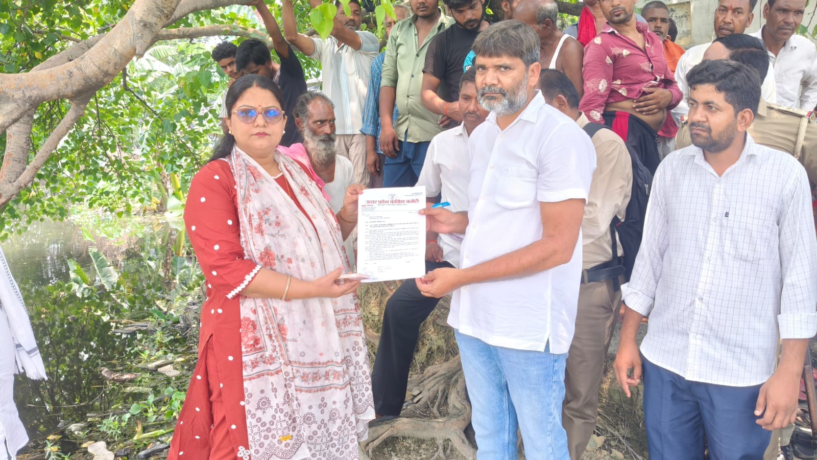 एसडीएम सदर को ज्ञापन देते कांग्रेस नेता कुमुद गंगवार। स्रोत ग्रामीण