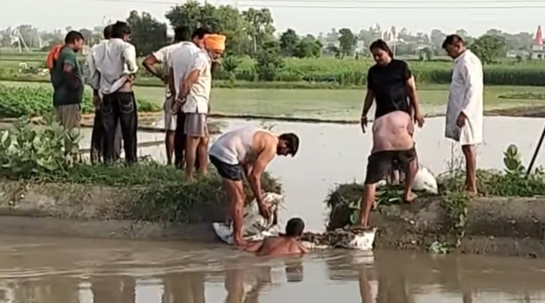 The canal between Kharkada and Singhpura broke again, water filled the fields.