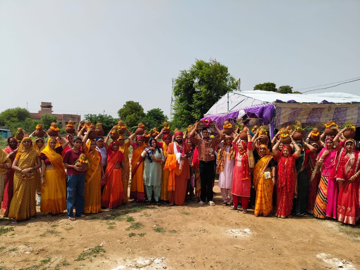 The grand Kalash Yatra by women became the center of attraction.