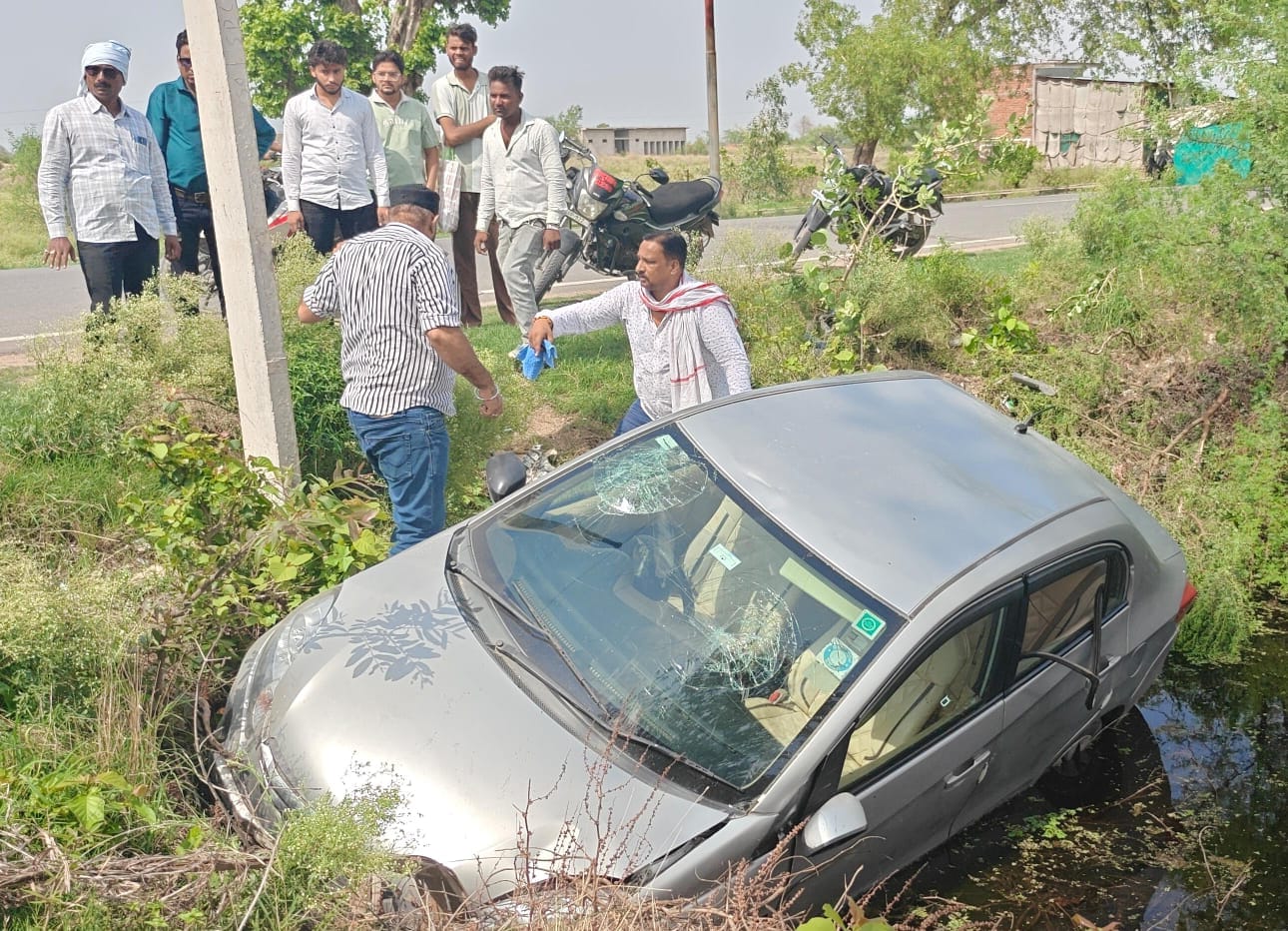 फोटो-06 खंदक में पड़ी कार। संवाद