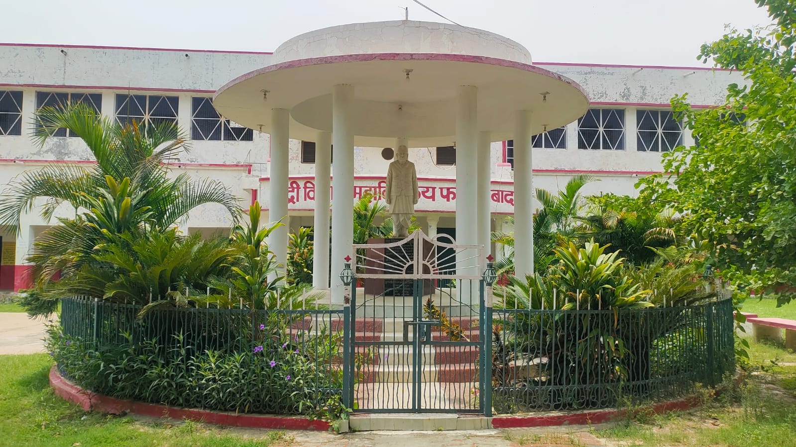 फोटो-10 कॉलेज में लगी बद्रीविशाल दुबे की प्रतिमा। संवाद