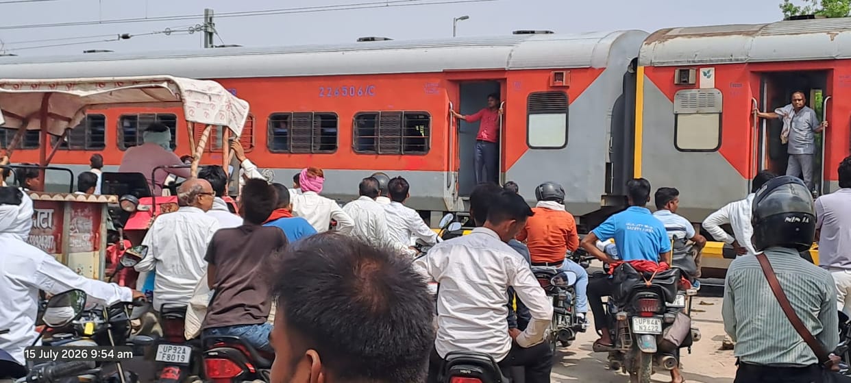 Kanpur-Madurai Express collides with cattle.