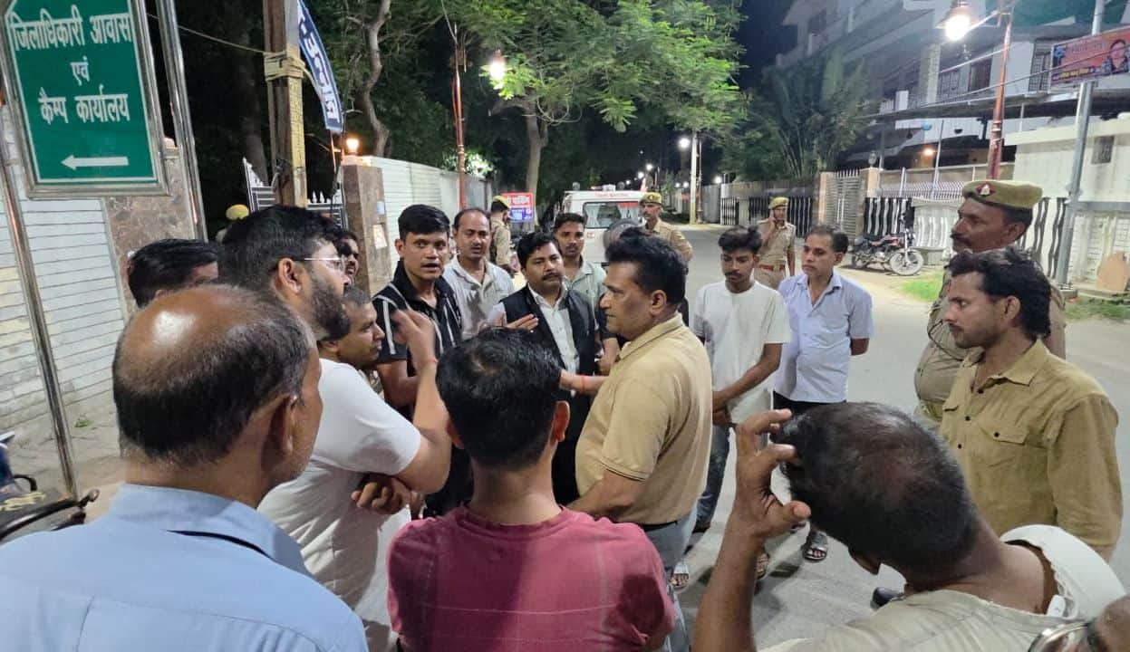 फोटो-15-मंगलवार रात डीएम आवास के बाहर मौजूद लोगों को समझाते सिटी मजिस्ट्रेट मनोज सिंह। संवाद