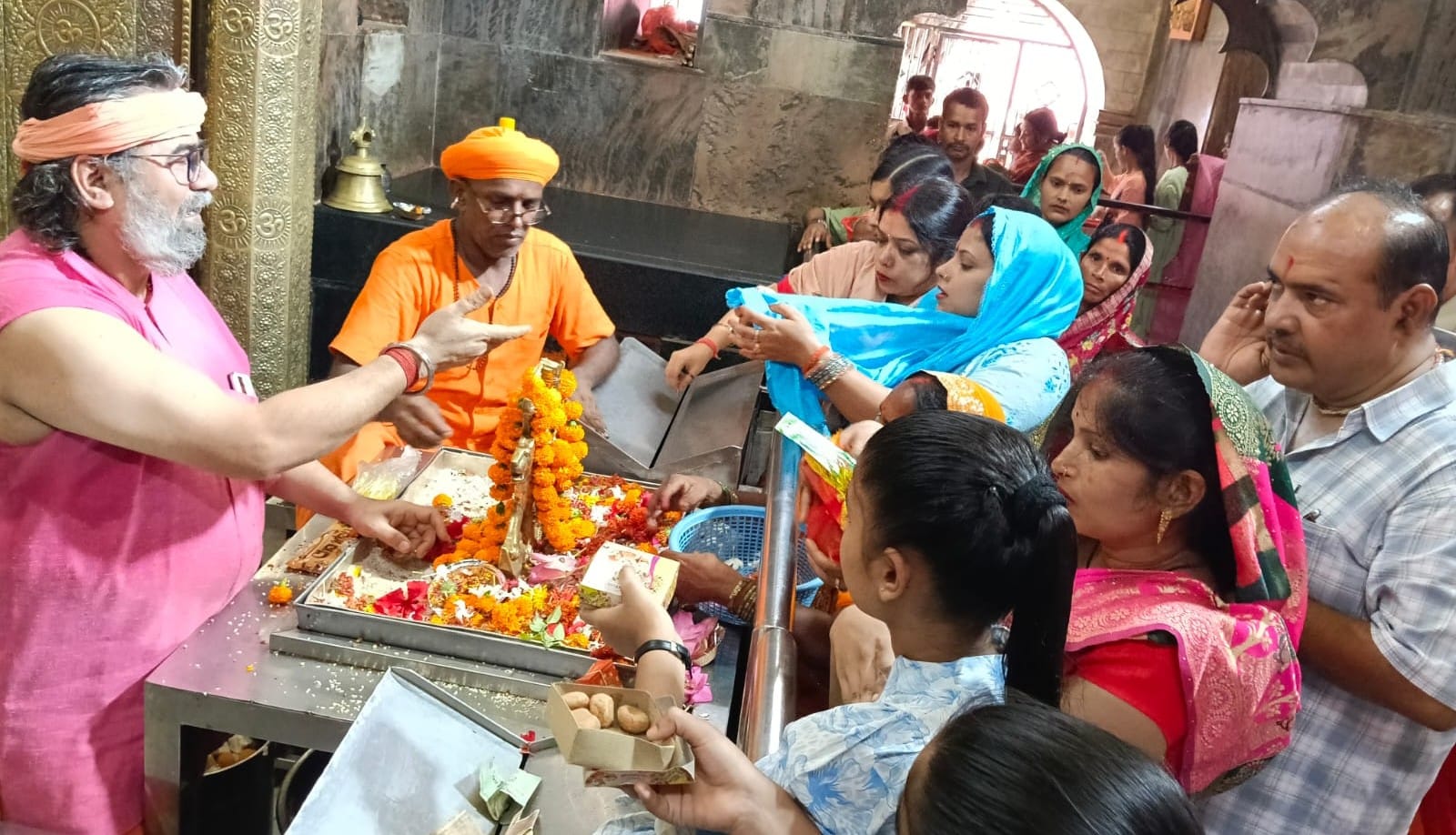 फोटो-16-बलरामपुर के शक्तिपीठ देवीपाटन मंदिर में पूजा अर्चना करते श्रद्धालु ।-संवाद