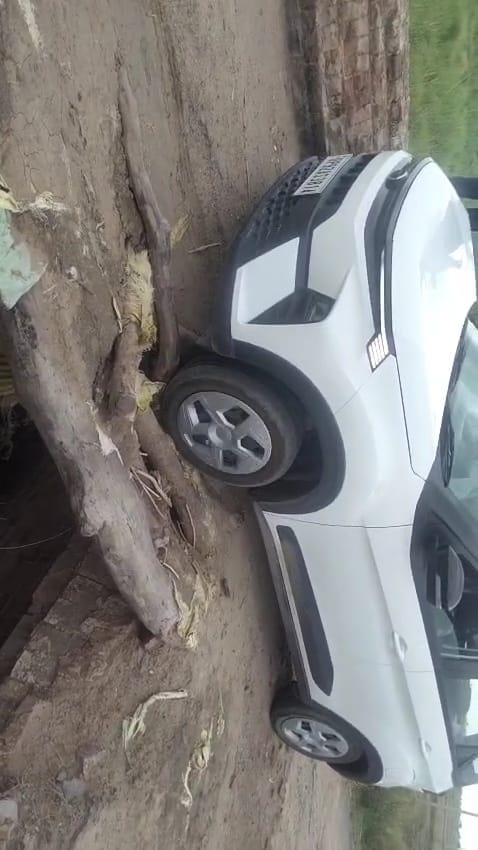 फोटो - 21 पुल पर फंसी डॉक्टर की कार। संवाद