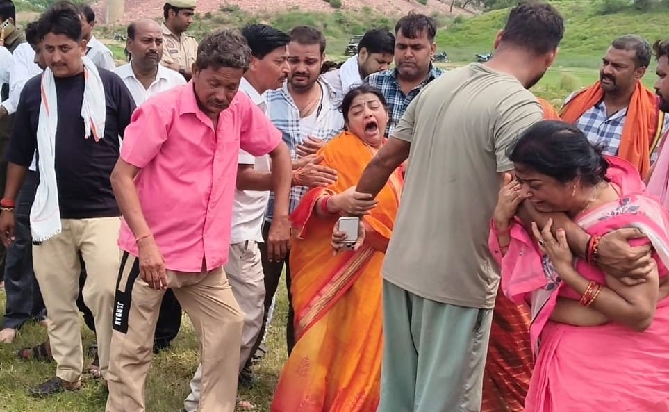फोटो-24- शव देख बिलखते परिजनों को संभालते लोग। संवाद