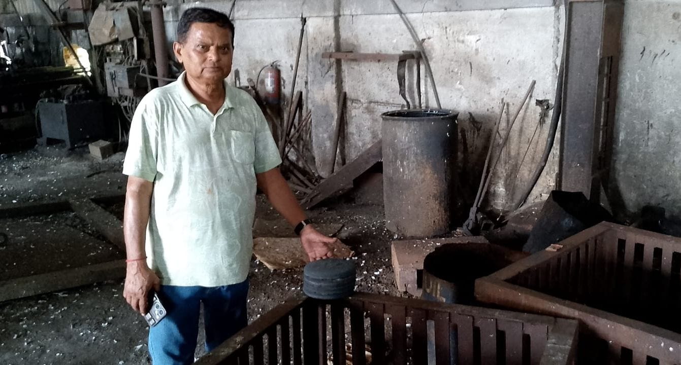 फोटो-3- फैक्टरी में चोरी की जानकारी देते मेंटेनेंस इंचार्ज सुनील कुमार। संवाद
