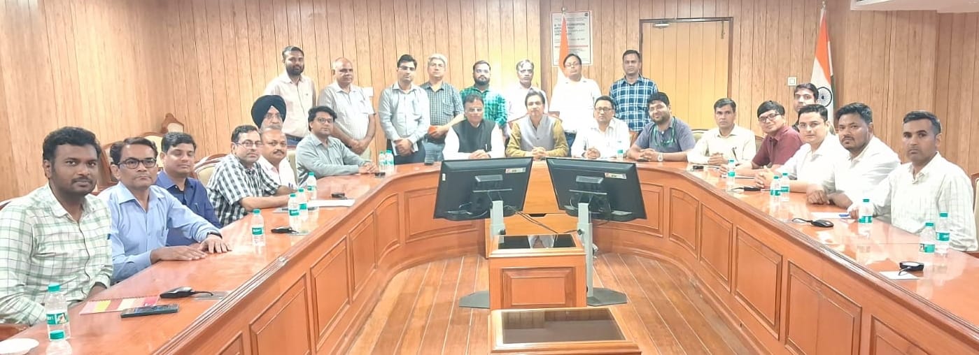 फोटो-51: पाठ्यक्रम लांच करते निकमार और मंत्रालय के प्रतिनिधि। स्रोत कॉलेज