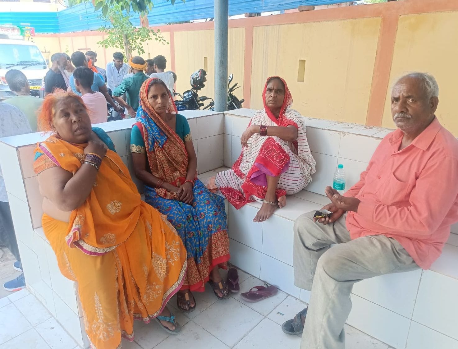 फोटो-6- पोस्टमार्टम हाउस पर मौजूद बहन कमला व अन्य परिजन। संवाद