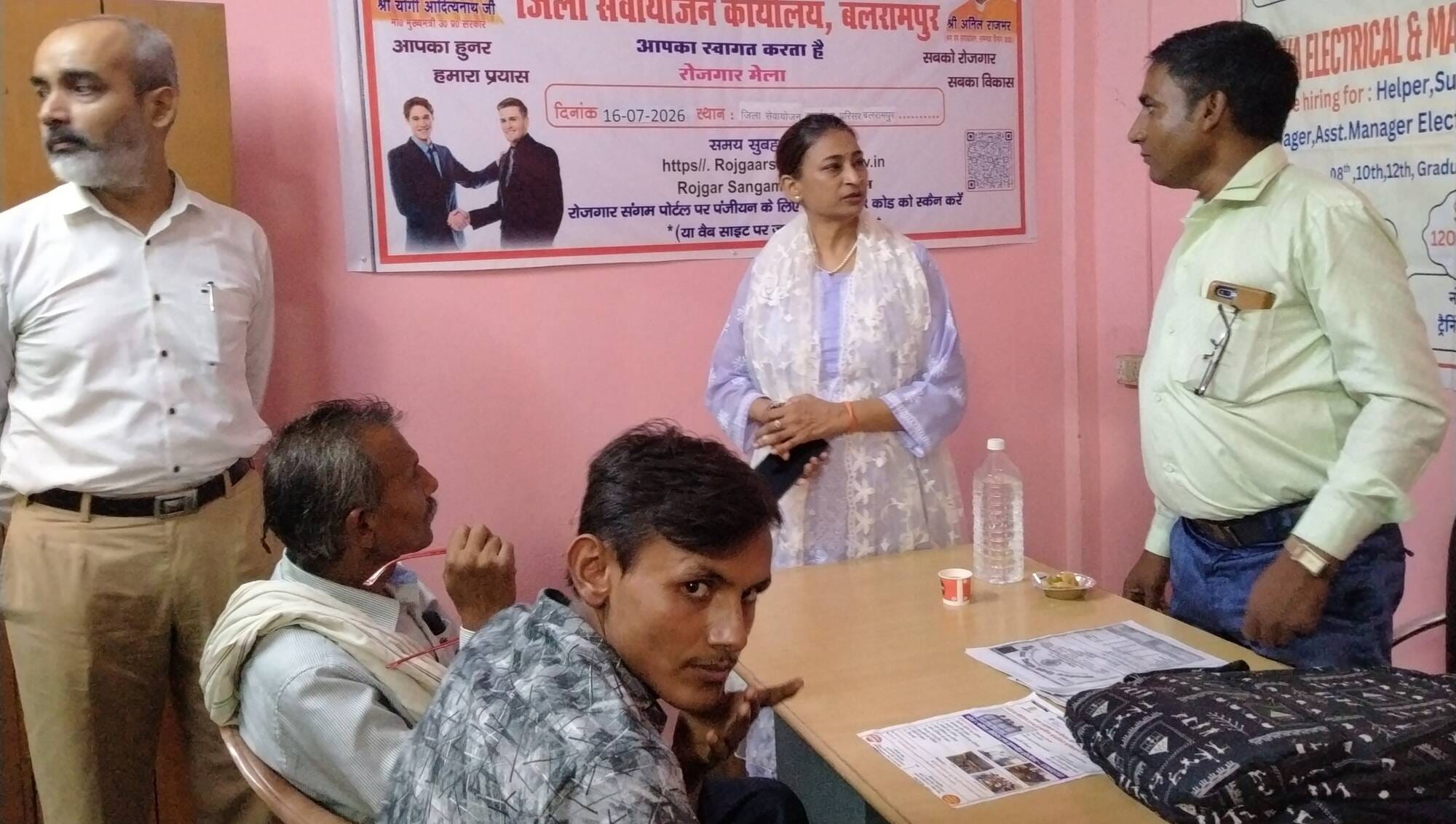 फोटो-8-बलरामपुर के सेवा योजना कार्यालय में जानकारी लेती जिला सेवा योजन अधिकारी ।-संवाद