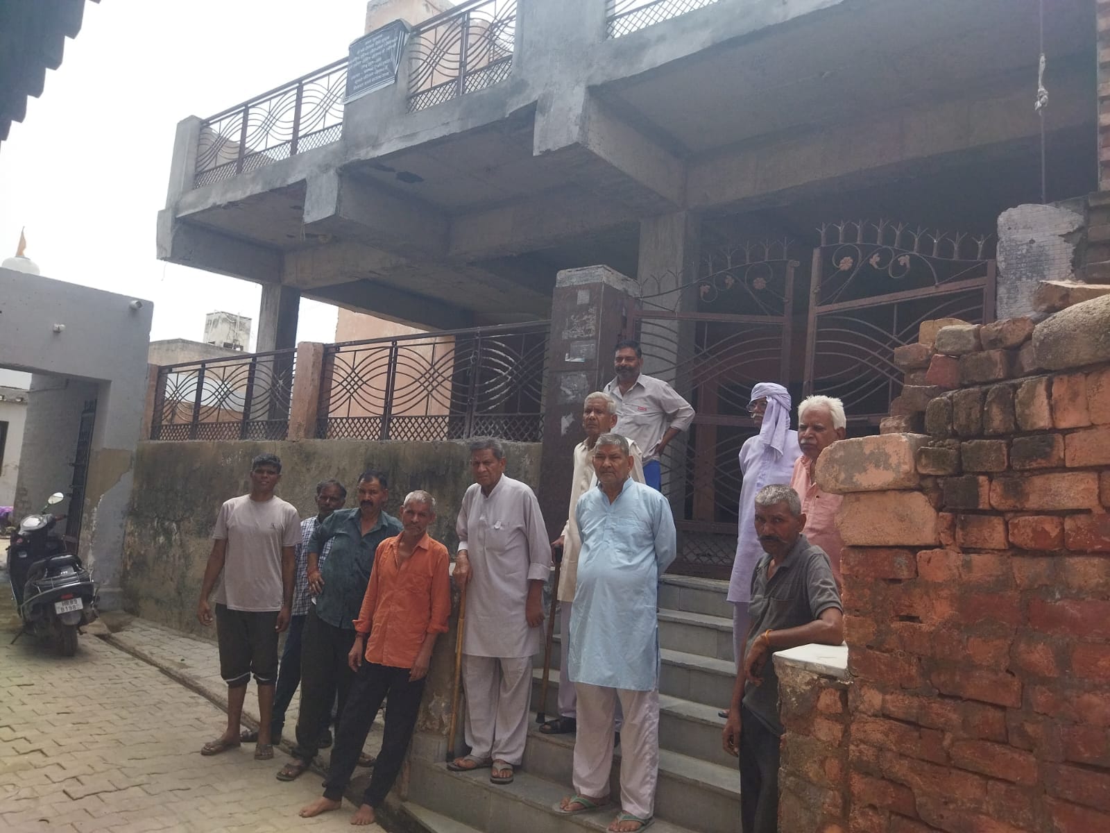 फोटो नंबर 72: चौपाल के नवनिर्माण में अनियमितता बरतने पर पर रोष जाहिर करते ग्रामीण। (संवाद)