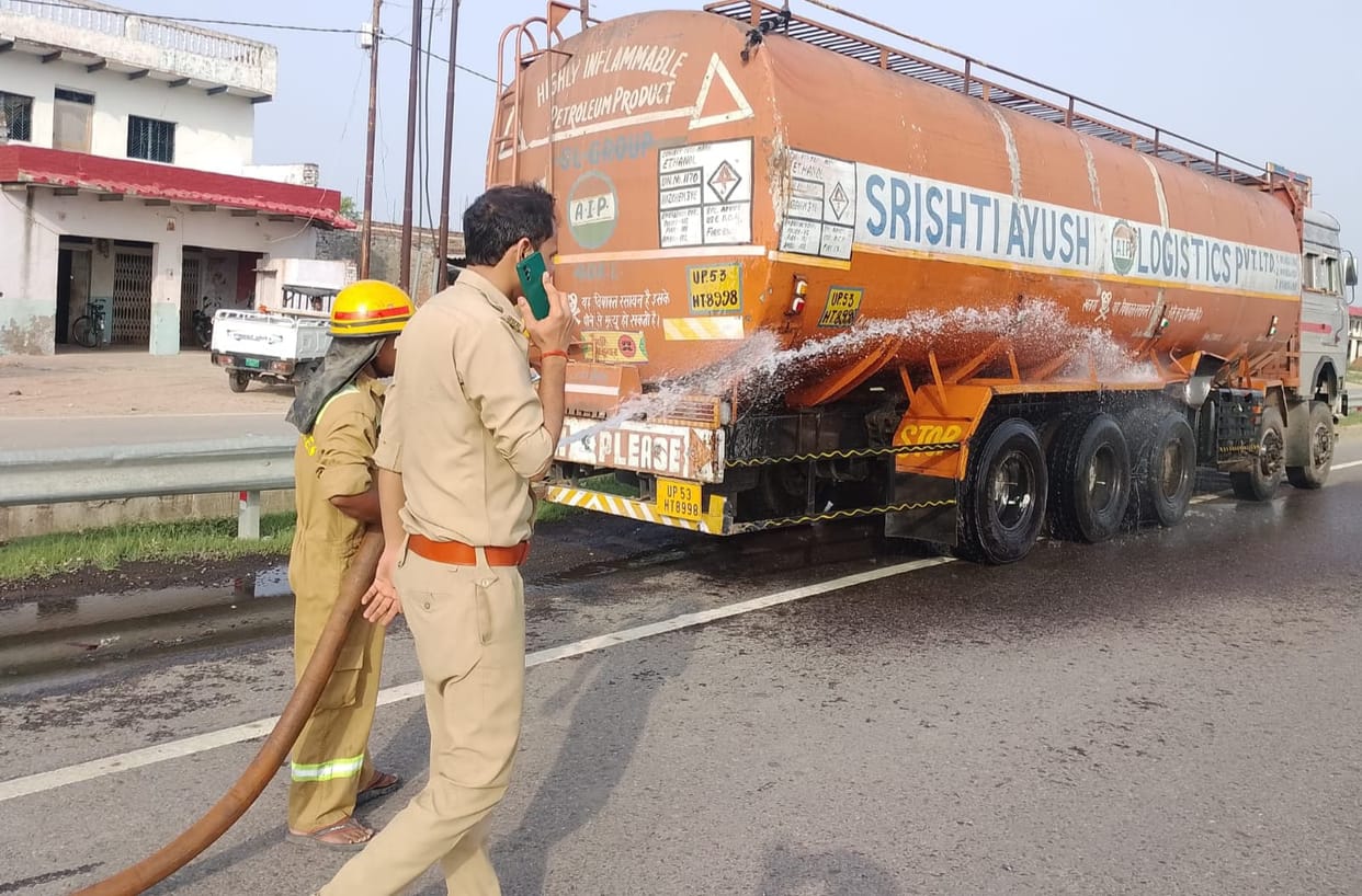 Ethanol tanker tire bursts; leakage on road causes chaos