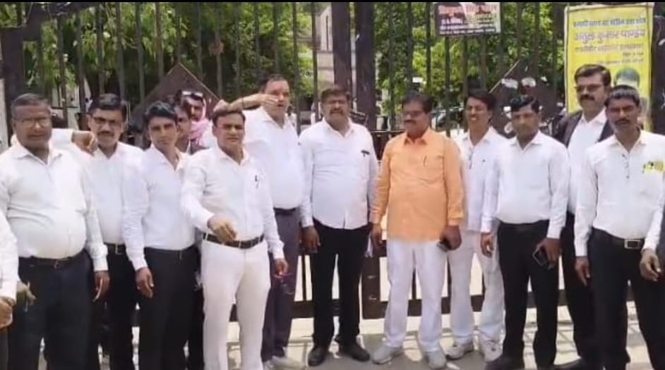 Lawyers locked the main gate for the second consecutive day