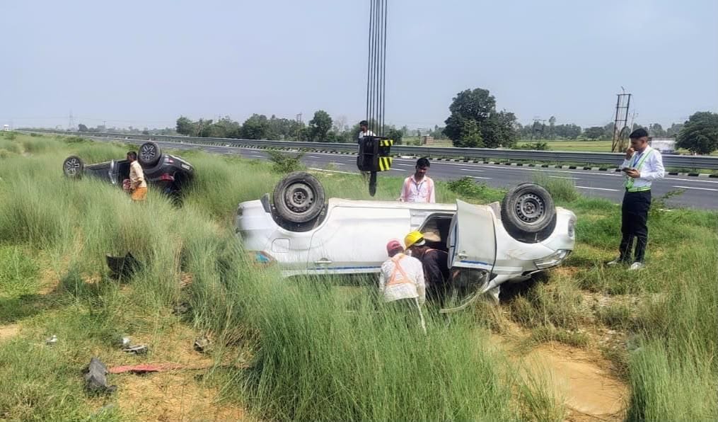 Two cars collide on Ganga Expressway, five injured, two seriously