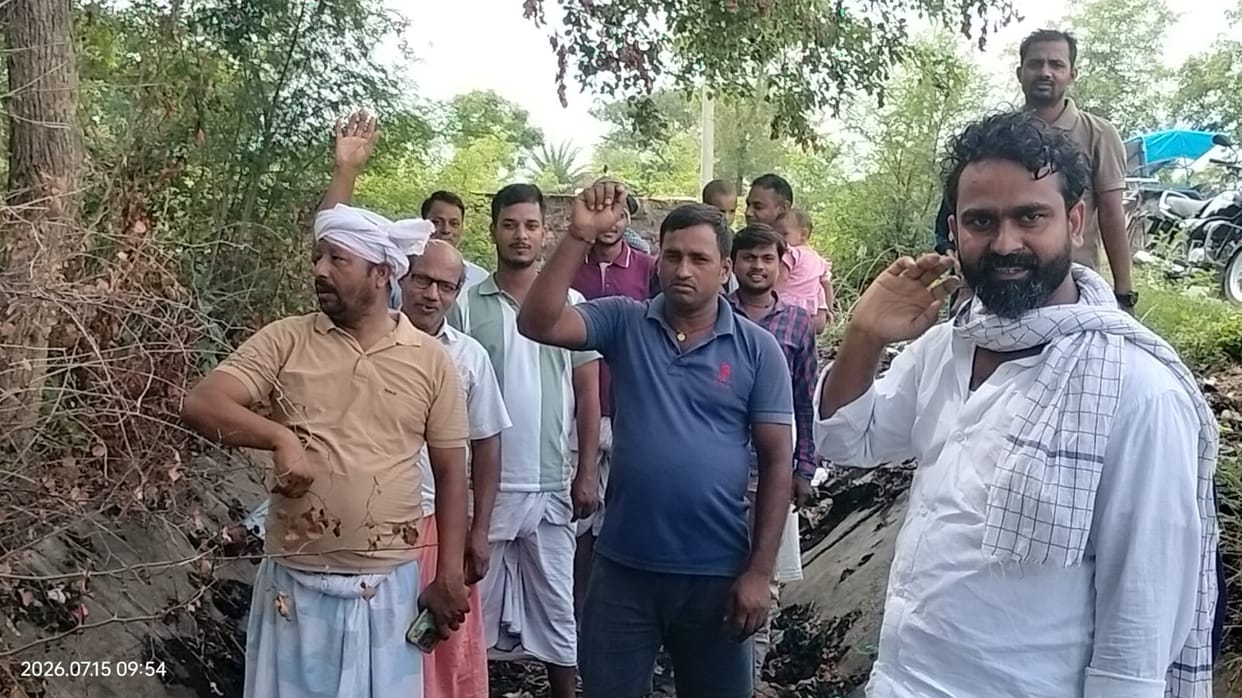 Farmers staged a protest by stepping into the canal.