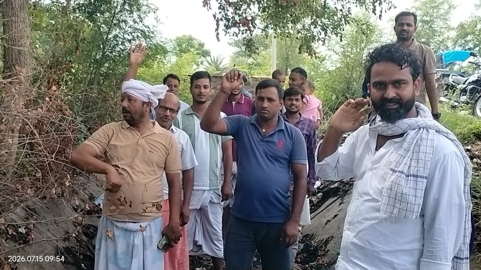 गोड़सरा से गुुजरती सूखी नहर में खड़े होकर प्रदर्शन करते किसान। संवाद