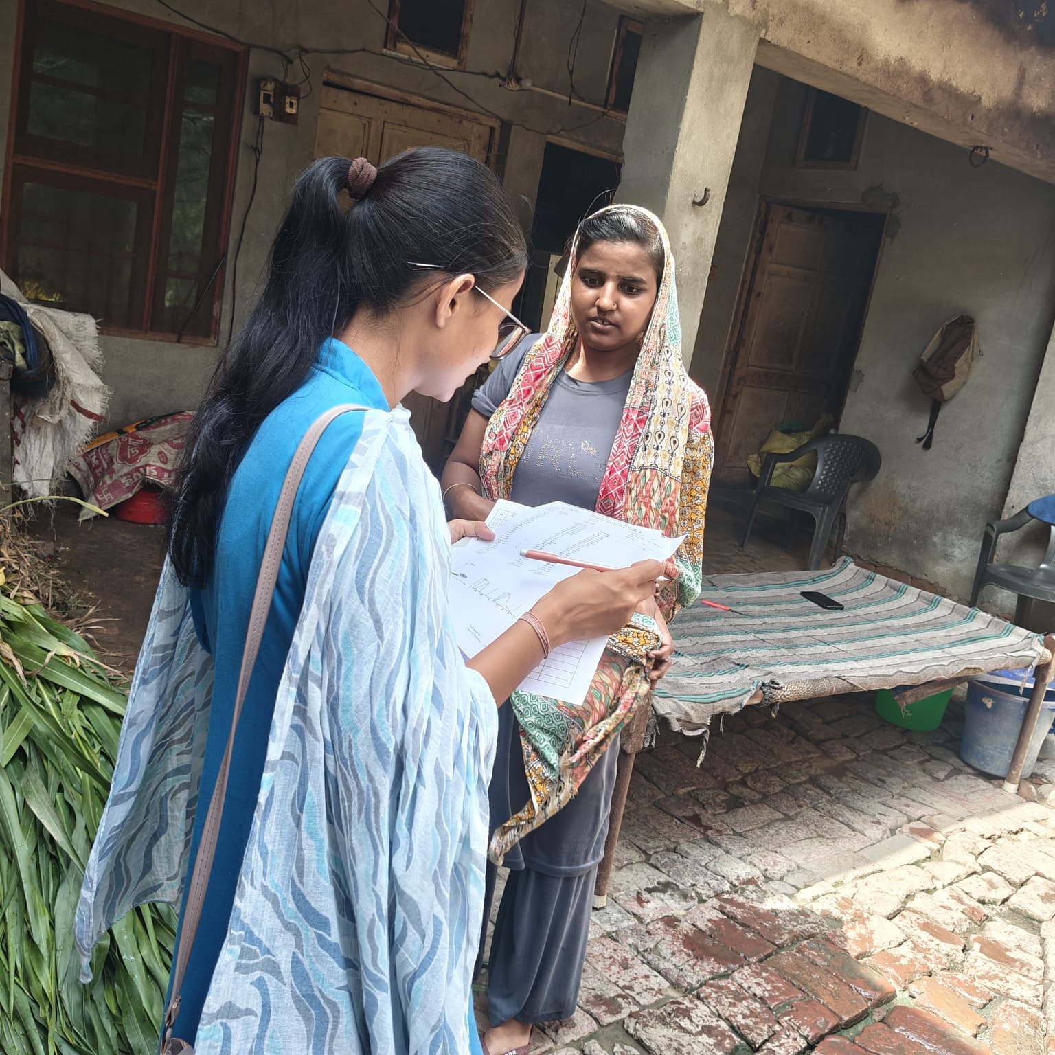 गांव सजूमा में सर्वे के दौरान महिला से बातचीत करती स्वास्थ्य विभाग की कर्मचारी।