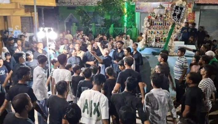 घोसी में कर्बला के शहीदों की याद में मातम करते शिया समुदाय के लोग ।संवाद