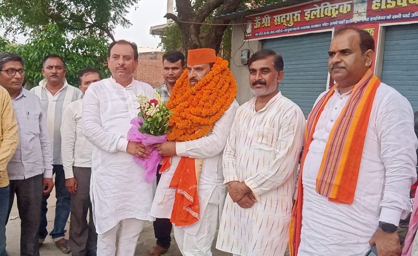 घोसियां के राजापुर में भाजपा पिछड़ा मोर्चा के प्रदेश अध्यक्ष का स्वागत करते लोग। संवाद