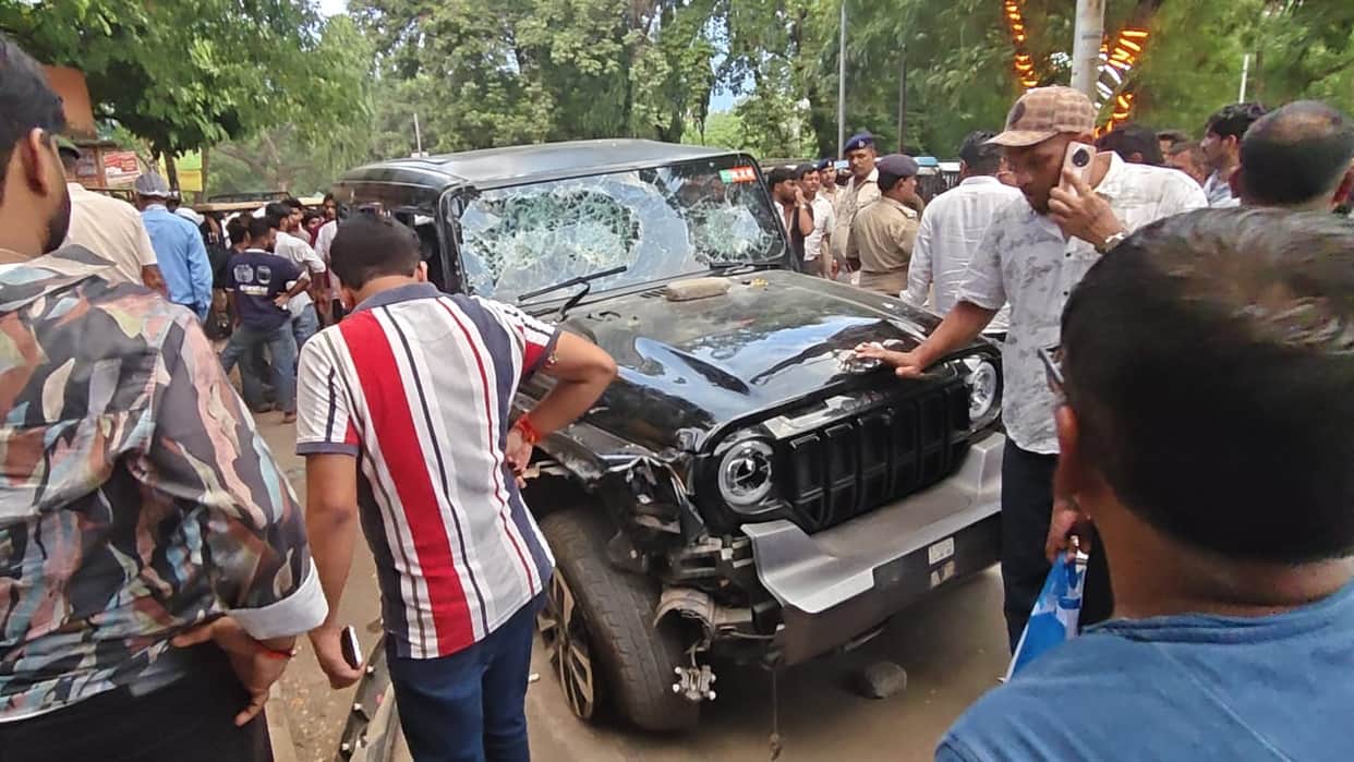 gaya speeding thar hits scooty and e rickshaw three injured vehicle vandalised today bihar news