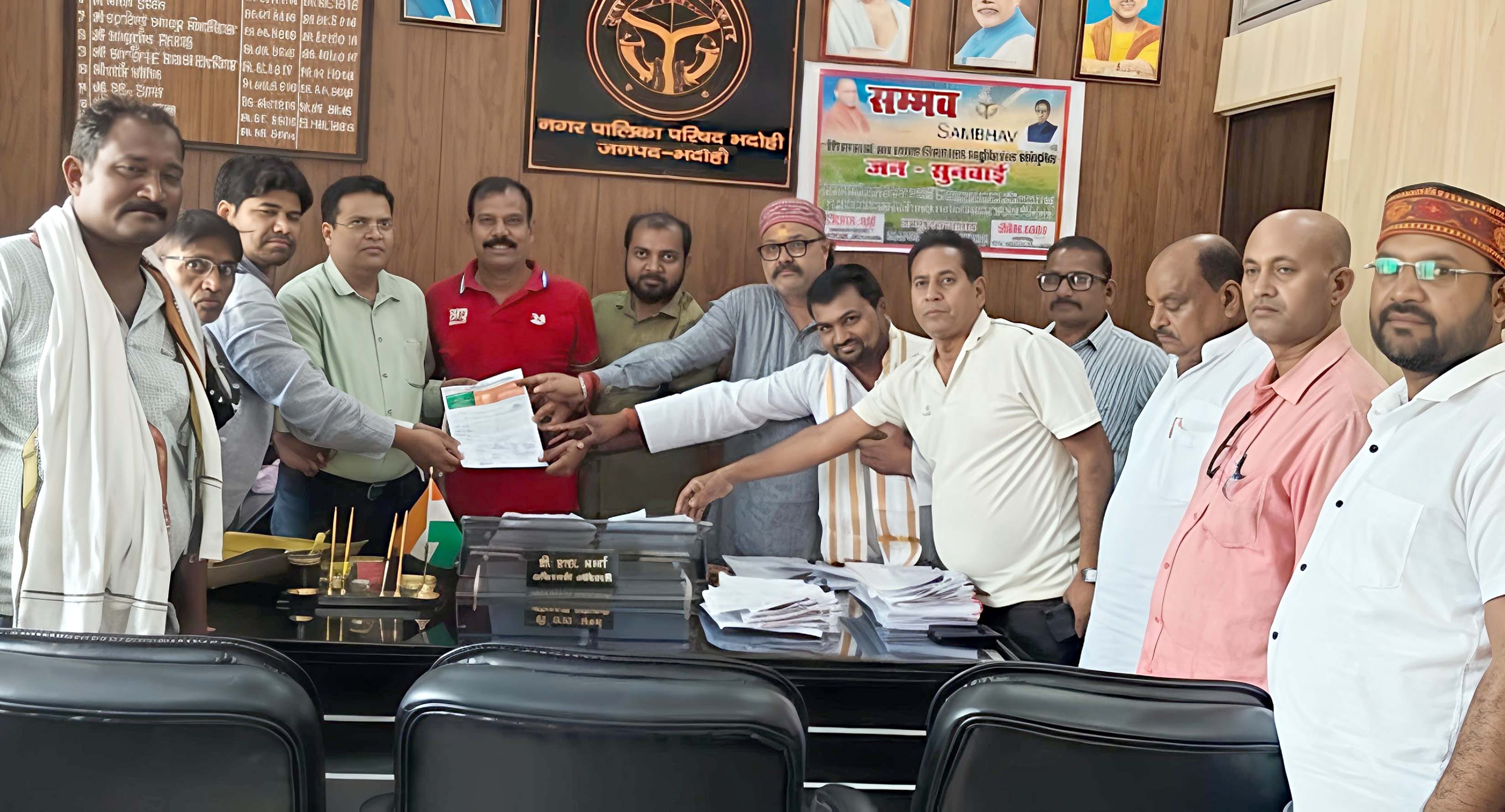 ईओ दयाशंकर वर्मा को पत्रक देने पहुंचे पालिका भदोही के सभासदगण। स्रोत- संवाद