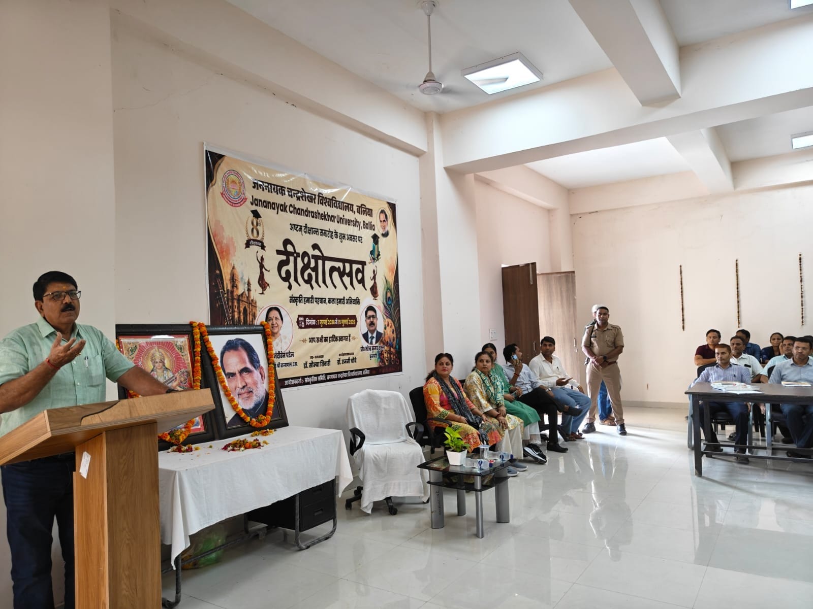 जेएनसीयू में दीक्षोत्सव सप्ताह के तहत आयोजित कार्यक्रम को संबोधित करते कुलपति प्रो. नरेंद्र कु
