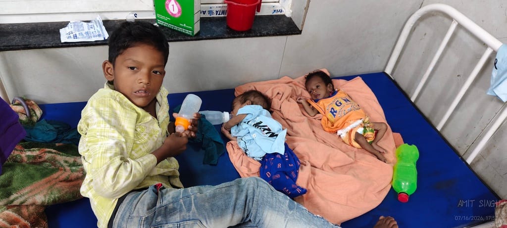 A father quarreled with his wife and fled the hospital with his five-month-old child