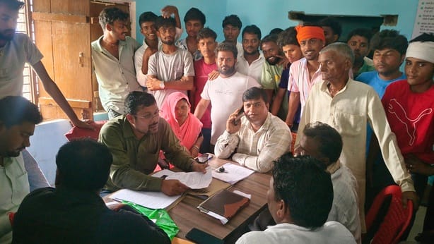 The villagers surrounded the officer who came to investigate.