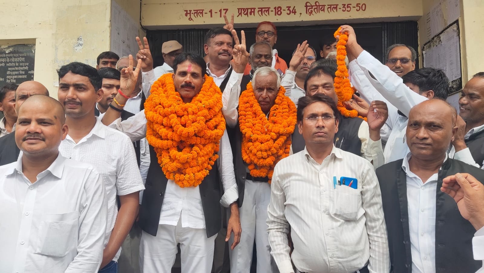 जिला बार एसोसिएशन के विजेता प्रत्याशियों को माला पहनाकर स्वागत करते अधिवक्ता। श्रोत-एसोसिएशन