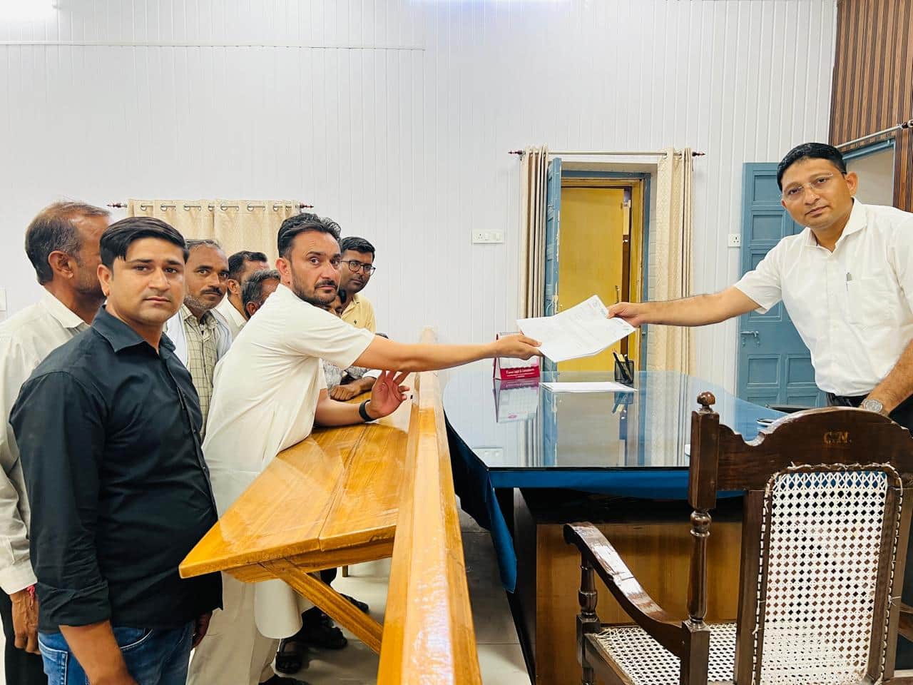 जिला कलेक्टर को सौंपते ज्ञापन