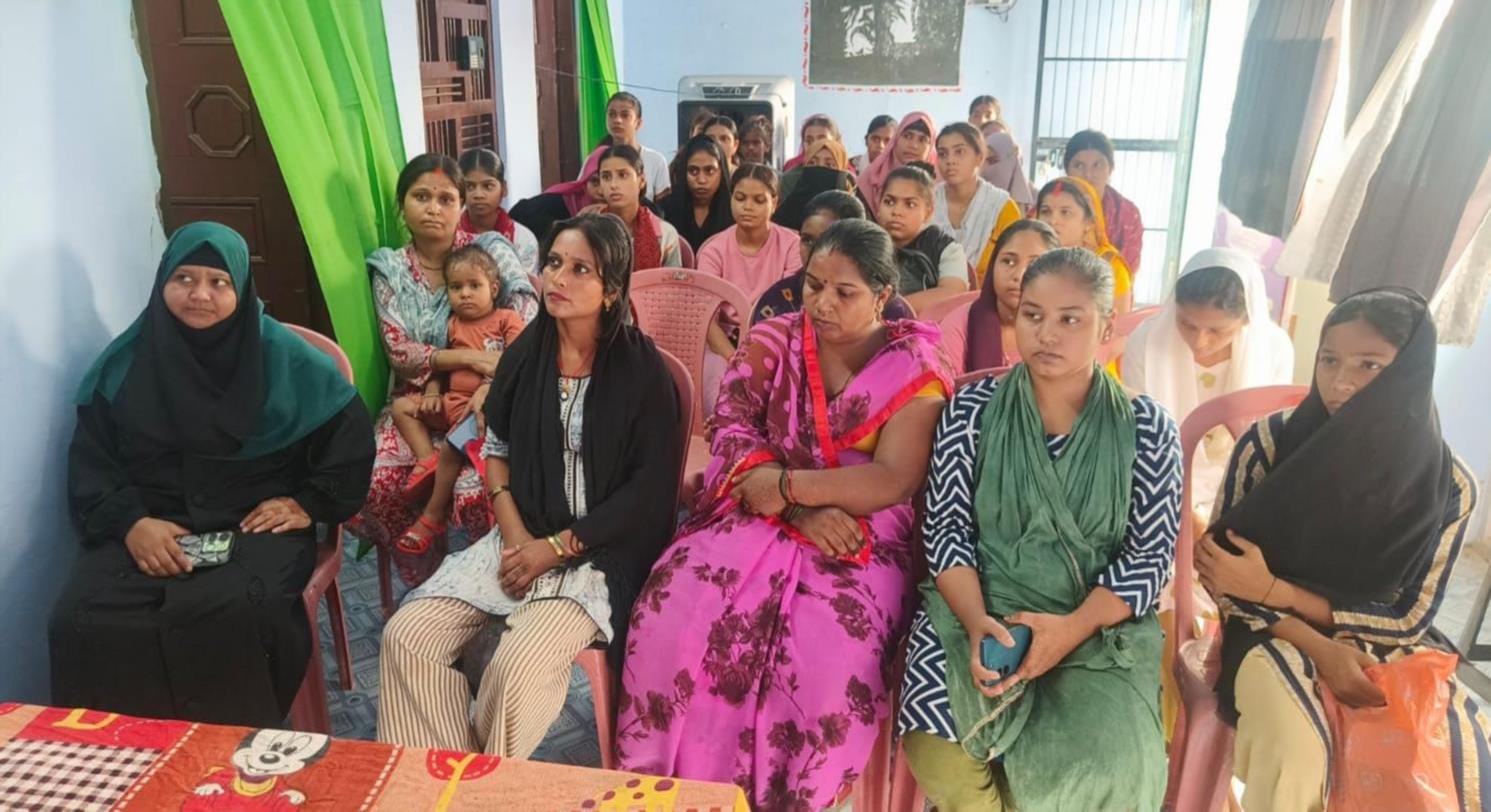 जन शिक्षण संस्थान में आयोजित कार्यक्रम में मौजूद महिलाएं।
