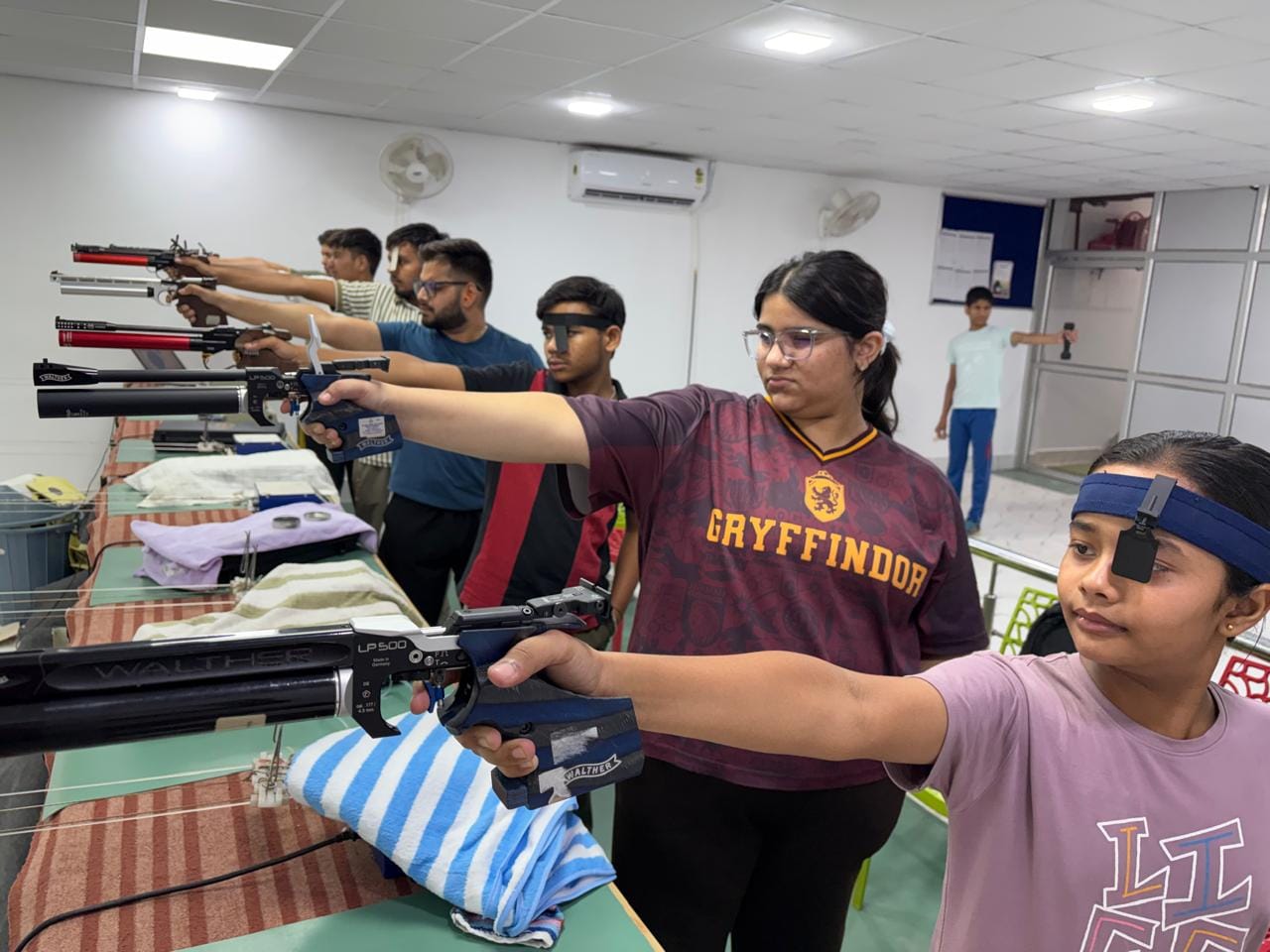 जीरो कूल शूटिंग रेंज पर अभ्यास करते शूटर। संवाद