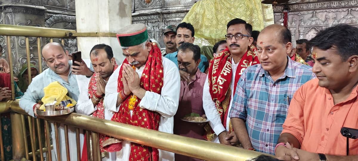 ज्वालामुखी मंदिर में दर्शन करते व गुप्त नवरात्रि का आगाज करते विधायक व अन्य। संवाद
