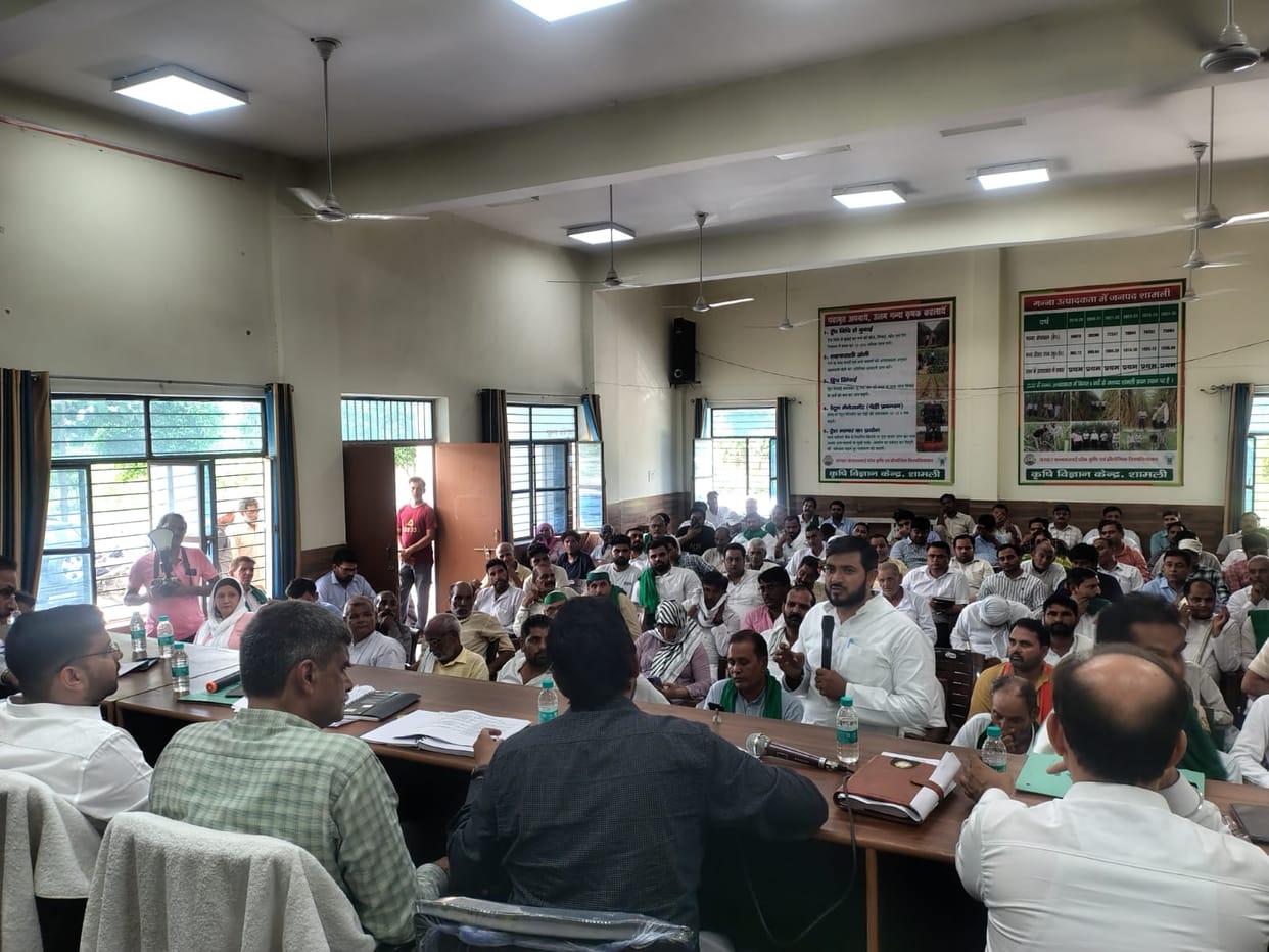 Farmers got angry when they found the fans switched off on Kisan Diwas and created ruckus.