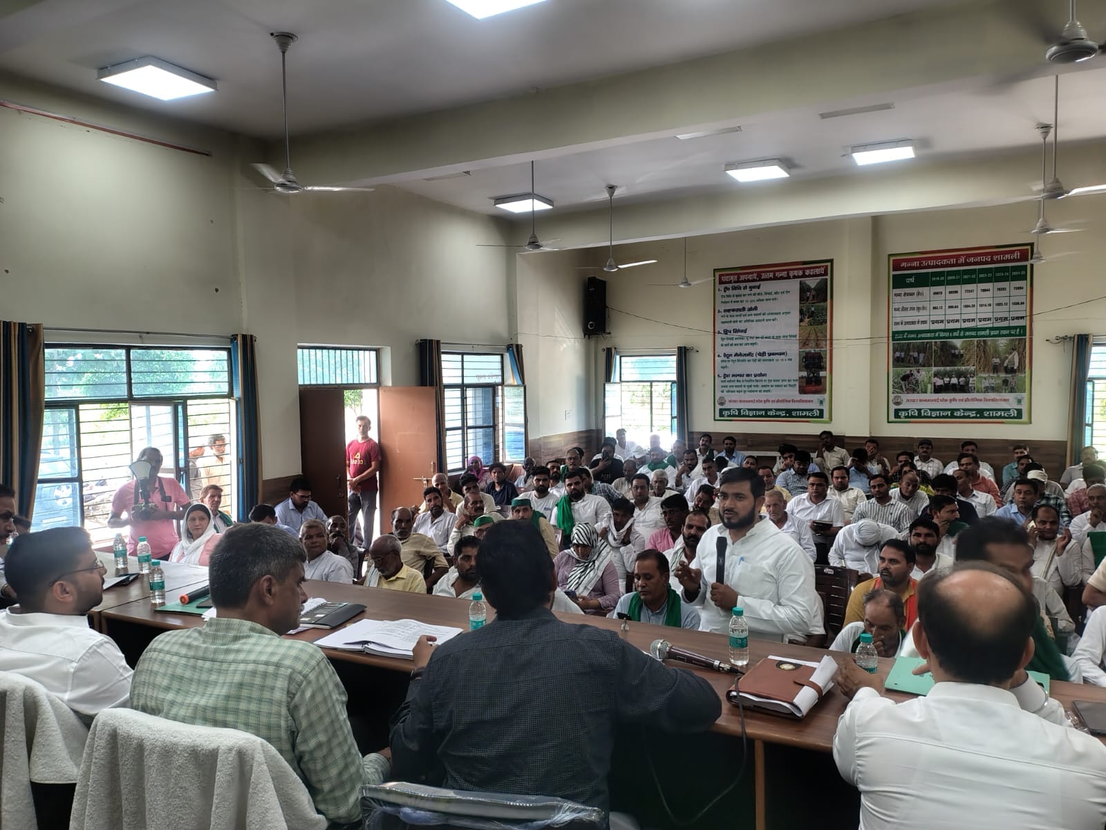 कृषि विज्ञान केंद्र जलालपुर  में आयोजित किसान दिवस में बोलते किसान। सूचना विभाग