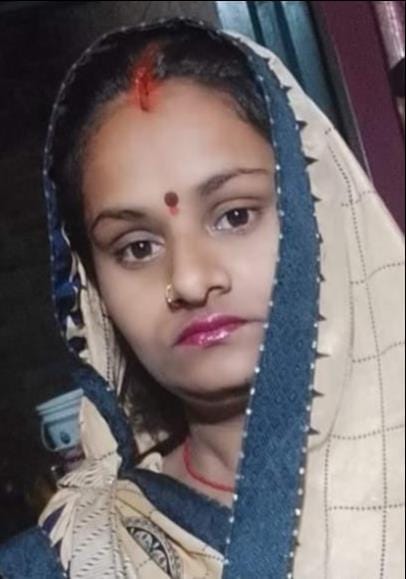 Woman dies of electrocution while sweeping the roof; brother-in-law and sister-in-law suffer burns.