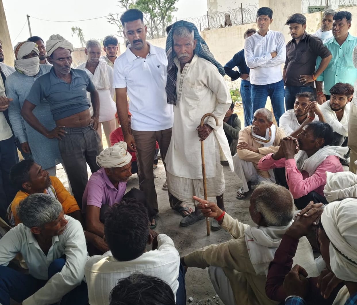 Elderly man jumps off Kachhla Bridge; police personnel save him.
