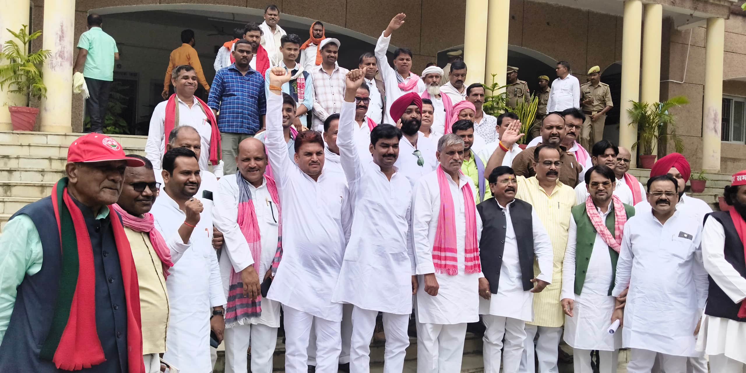 कलेक्ट्रेट में विरोध प्रदर्शन करते सपा के पदाधिकारी। संवाद