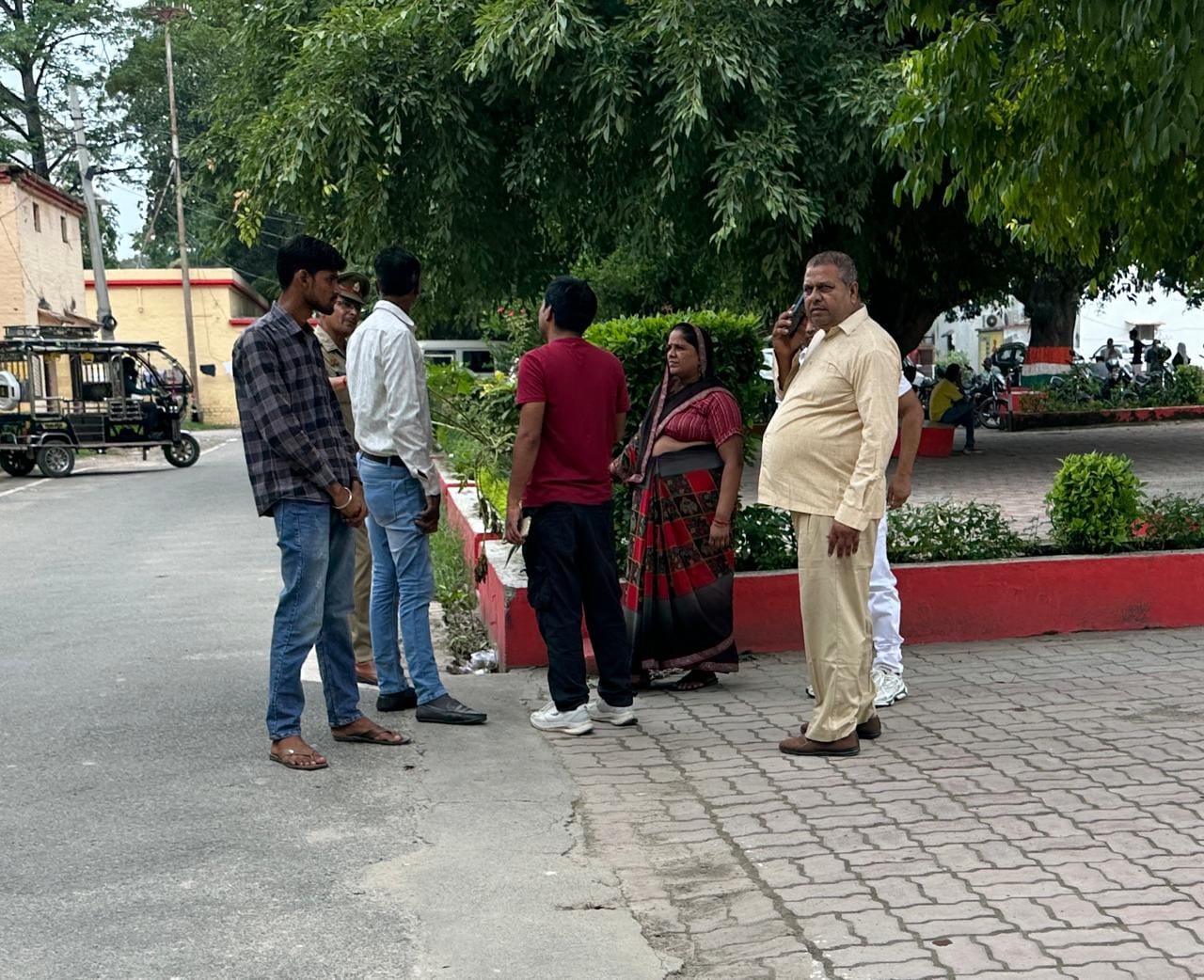 कलक्ट्रेट परिसर में खड़े छात्रा कशिश के परिजन। संवाद
