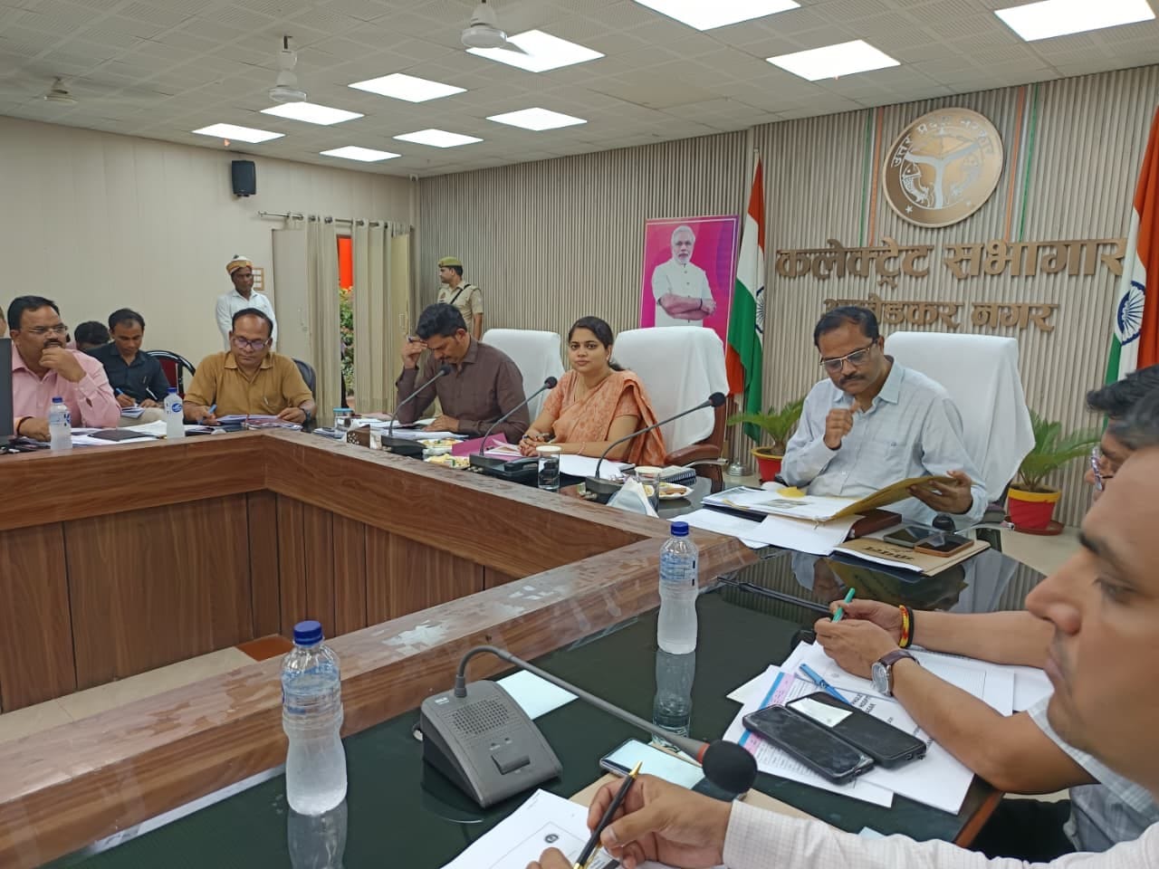 कलेक्ट्रेट सभागार में जिला स्वास्थ्य समिति की बैठक के दौरान मौजूद डीएम व अन्य अधिकारी। सूचना व