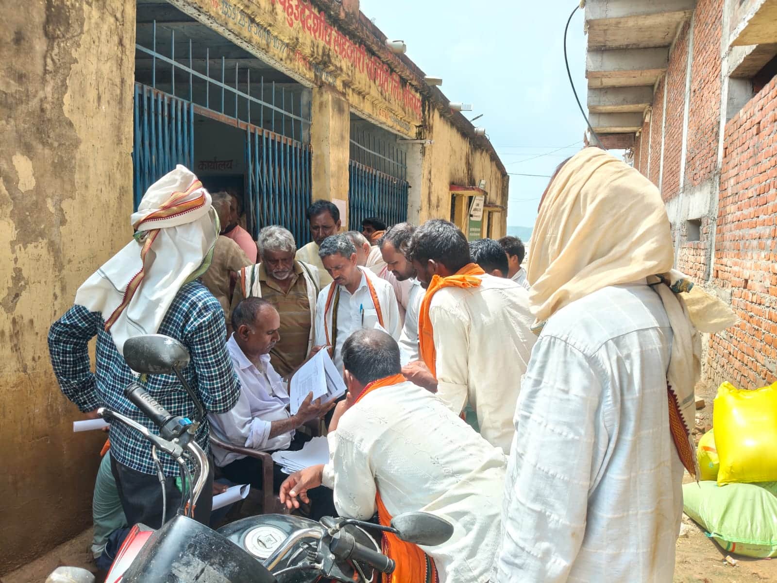 कोन में समिति पर खाद के लिए लगी किसानों की भीड़।