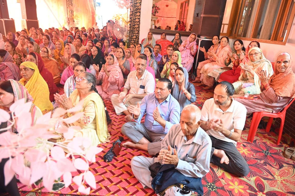 The message of selfless devotion conveyed through the story of Sudama and the dialogue between Uddhav and the Gopis.