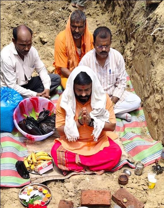 कोपागंज के लैरो दोनवार में शिव मंदिर के सुंदरीकरण के लिए भूमि पूजन करते अजय सिंह।संवाद