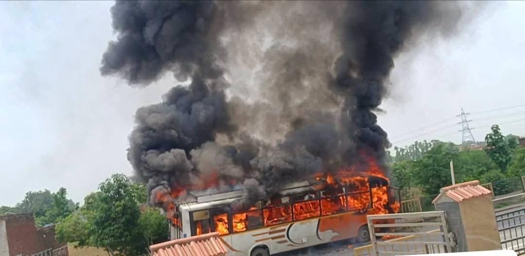Bus catches fire after hitting divider; 15 passengers have a narrow escape